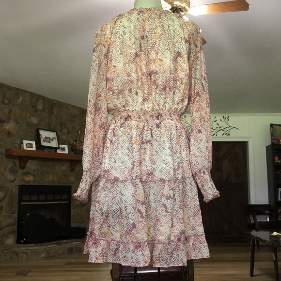 Brand new Dress knee length on a 5’3 height. - Picture 2 of 3